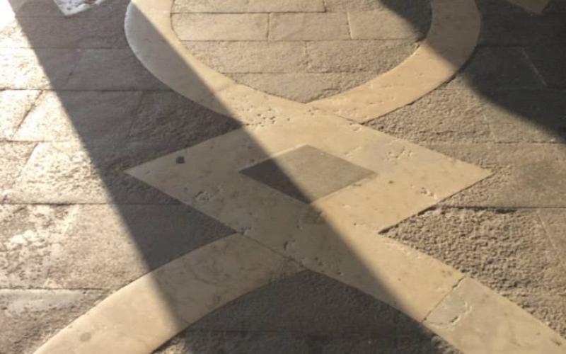 Pavimento del portico esterno di Palazzo Ducale, trachite e pietra d'istria