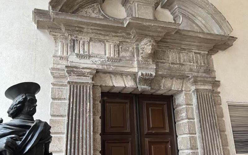 Palazzo Labia, portale in marmo e statua del Morosini