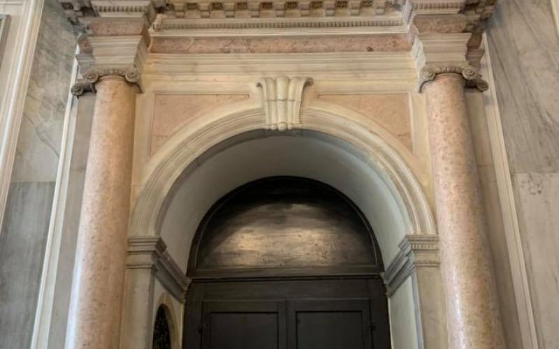 Palazzo Pisani a Venezia: la sala sopra al portego, un altro portale
