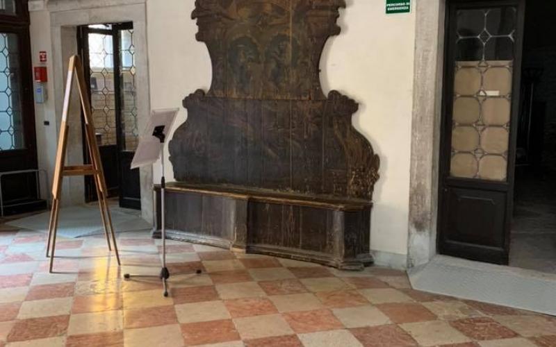 Le panche del portego di Palazzo Pisani