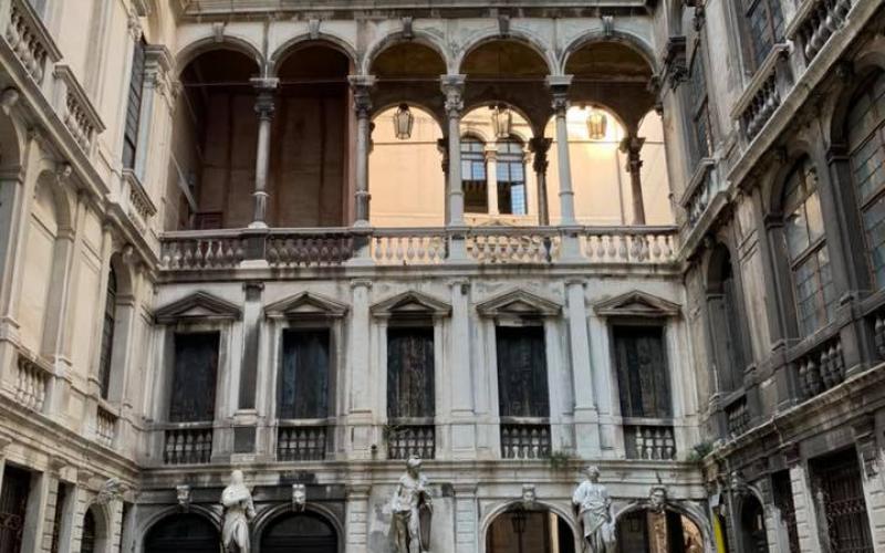 Palazzo Pisani a Venezia: i collegamenti aerei tra le due ali del palazzo