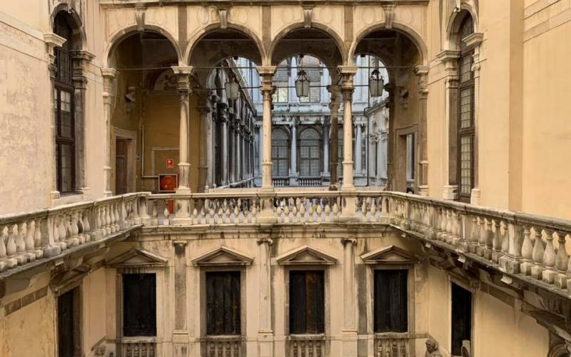 Palazzo Pisani a Venezia: i collegamenti aerei tra le due ali del palazzo