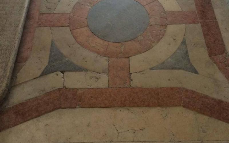 I pianerottoli dello scalone che portano al terrazzo 