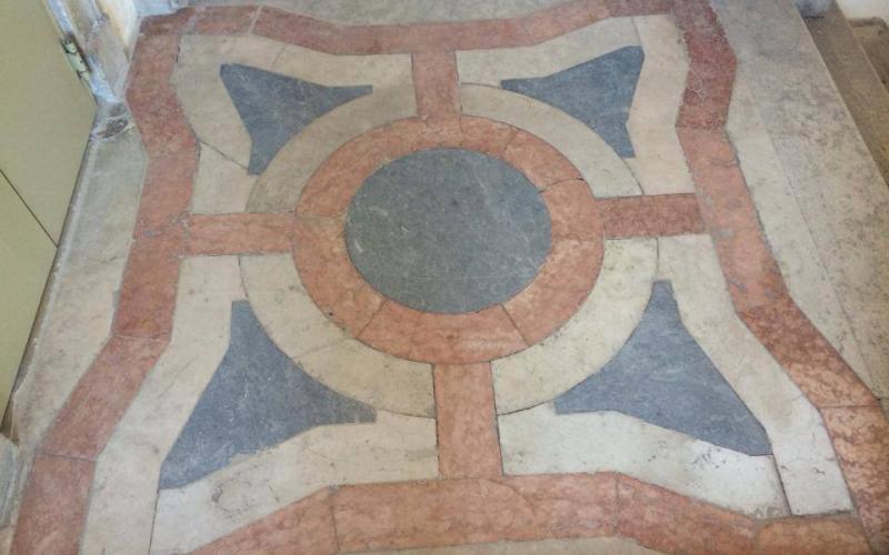 I pianerottoli dello scalone che portano al terrazzo 