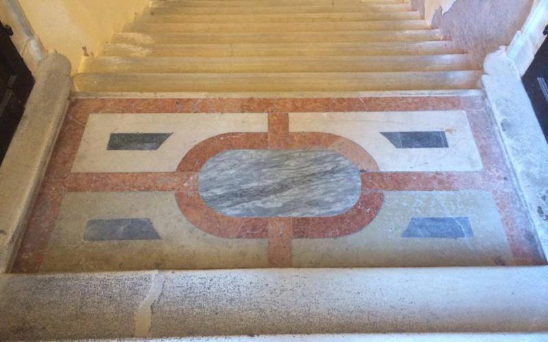 I pianerottoli dello scalone che portano al terrazzo 