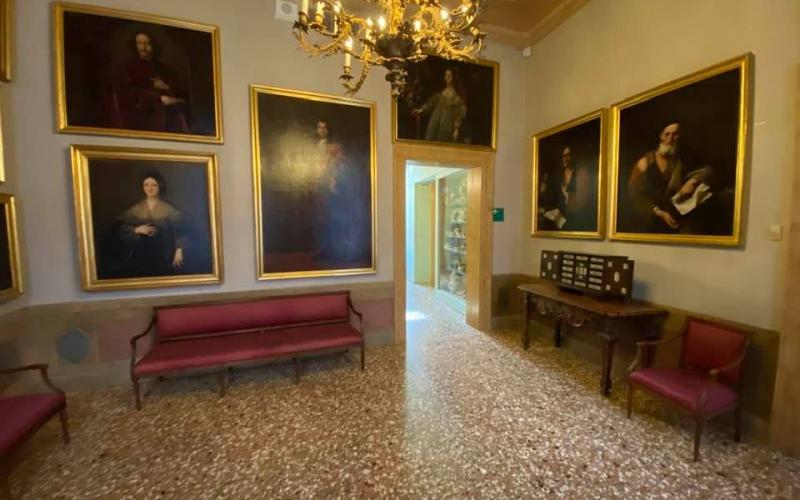 Palazzo Querini Stampalia, la stanza della musica: i divanetti