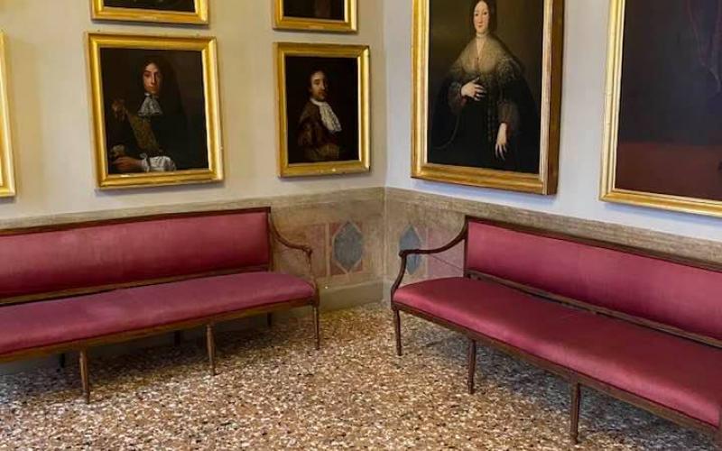 Palazzo Querini Stampalia, la stanza della musica: i divanetti ed i quadri 