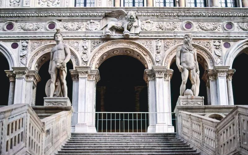 Palazzo Ducale, la scala dei giganti con Marte e Nettuno