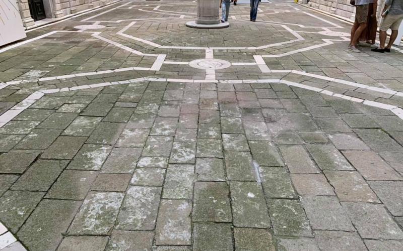 Palazzo Pisani a Venezia: il pavimento del cortile interno