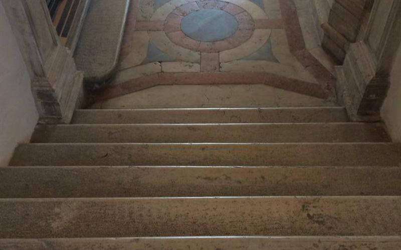 I pianerottoli dello scalone che portano al terrazzo 