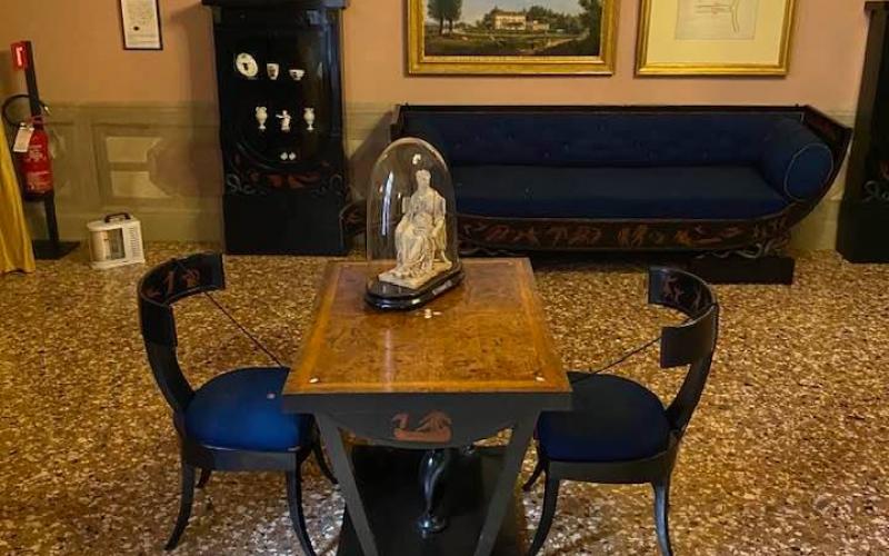 Palazzo Querini Stampalia, la saletta dell'ingresso: tavolo e sedie