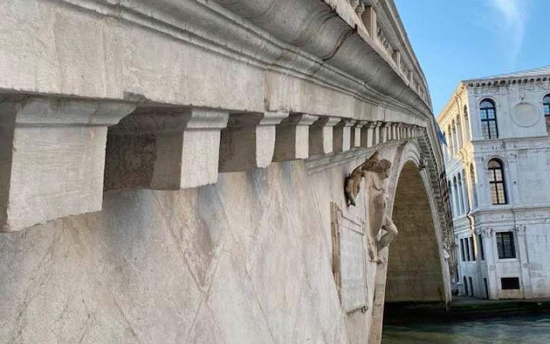 Ponte di Rialto vista del fianco