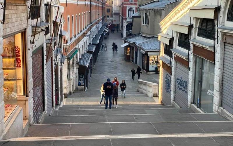 Ponte di Rialto, gradini