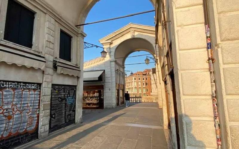 Ponte di Rialto passaggio nella zona centrale