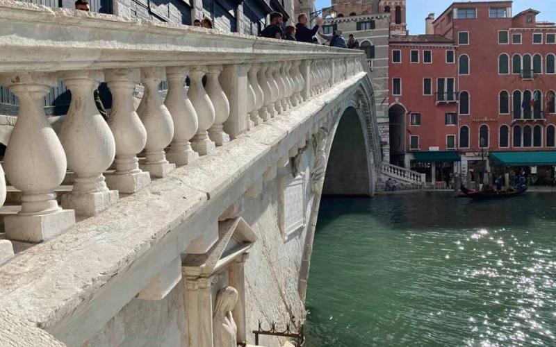 Il ponte di Rialto la balustra