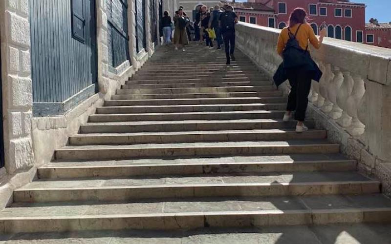 Ponte di Rialto, il camminamento esterno 