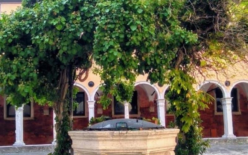 San Zaccaria, la vera da pozzo nel chiostro 