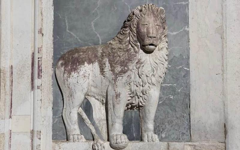 Scultura in facciata del leone