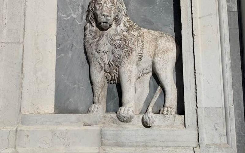 Scultura in facciata del secondo leone