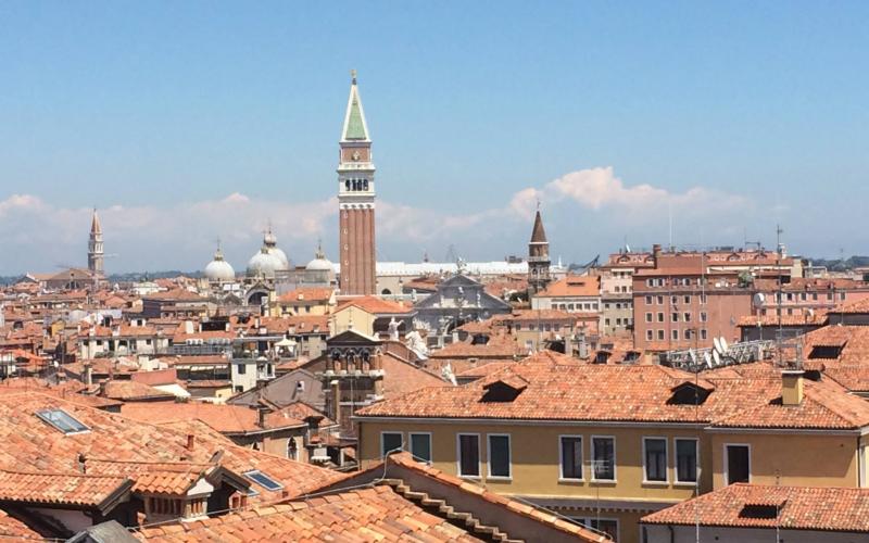 I pianerottoli dello scalone che portano al terrazzo 