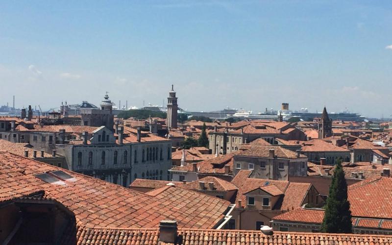 I pianerottoli dello scalone che portano al terrazzo 