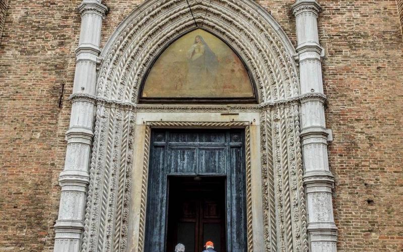 Chiesa dei Frari, architettura gotico veneziano, il portale
