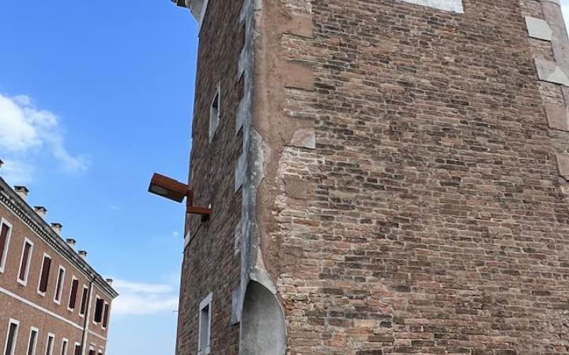 Il cardine che sosteneva la porta di accesso all'arsenale