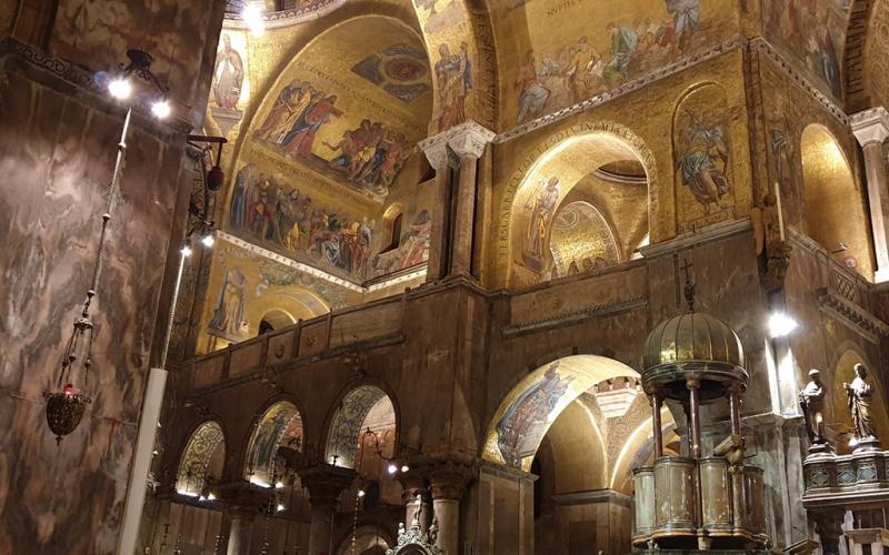 Basilica di San Marco, interni visti di sera, con i mosaici illuminati