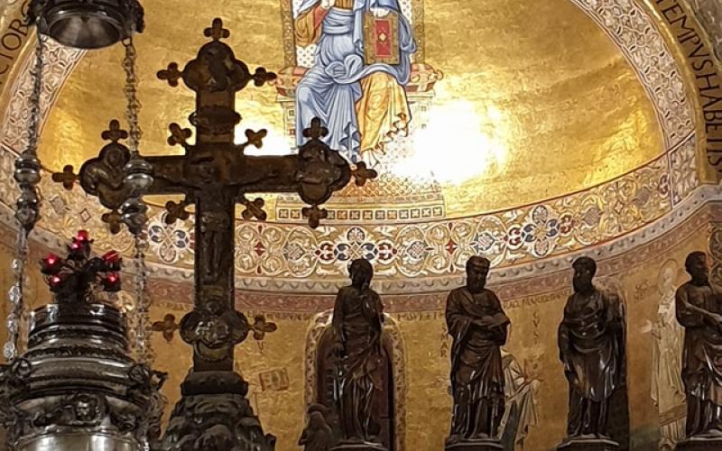 Basilica di San Marco, interni visti di sera, con i mosaici illuminati