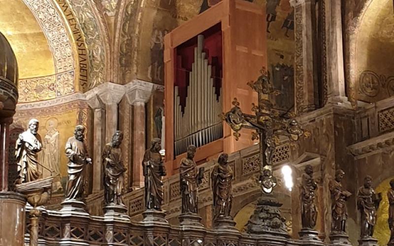 Basilica di San Marco, interni visti di sera, con i mosaici illuminati