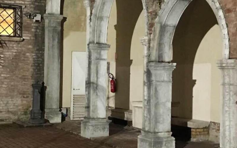 Ca' Foscari, il cortile piccolo: gli archi dello scalone