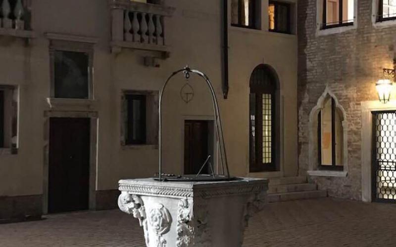 Ca' Foscari, il cortile piccolo: la vera da pozzo 