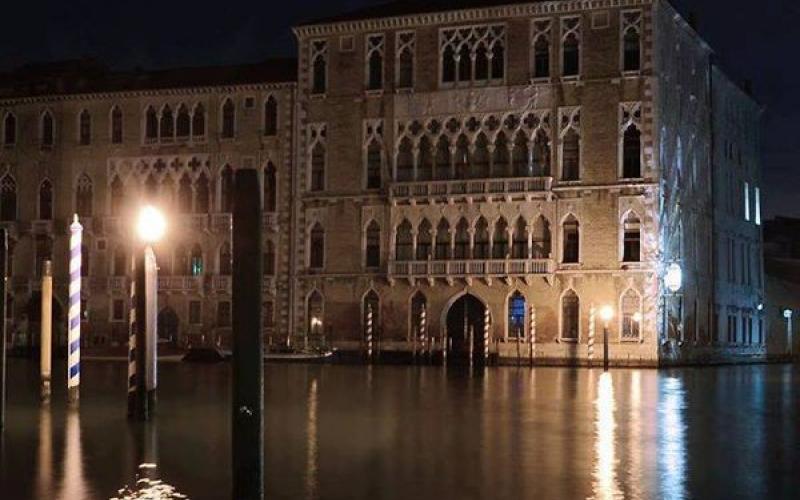 La facciata, vista notturna dal Canal Grande