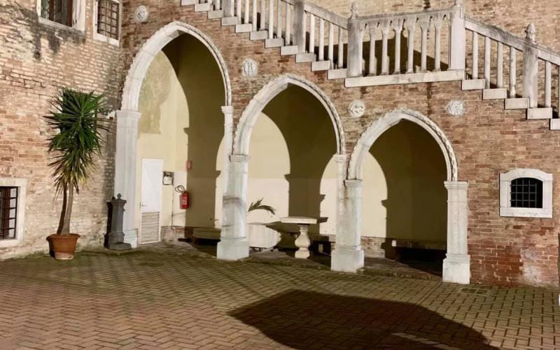 Ca' Foscari, il cortile piccolo: lo scalone