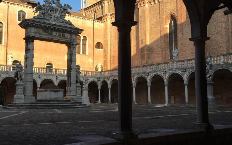 Chiostro del convento dei Frari a Venezia