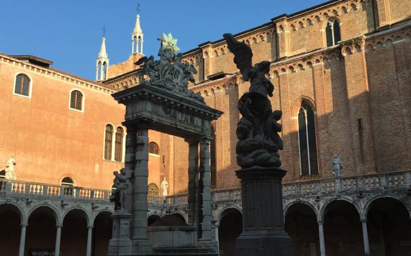 Chiostro del convento dei Frari a Venezia