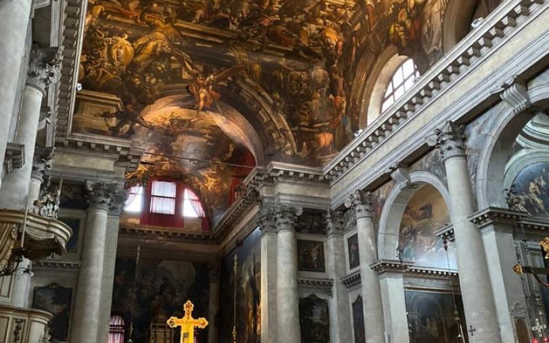 Il grande soffitto dipinto nella chiesa di San Pantalon 