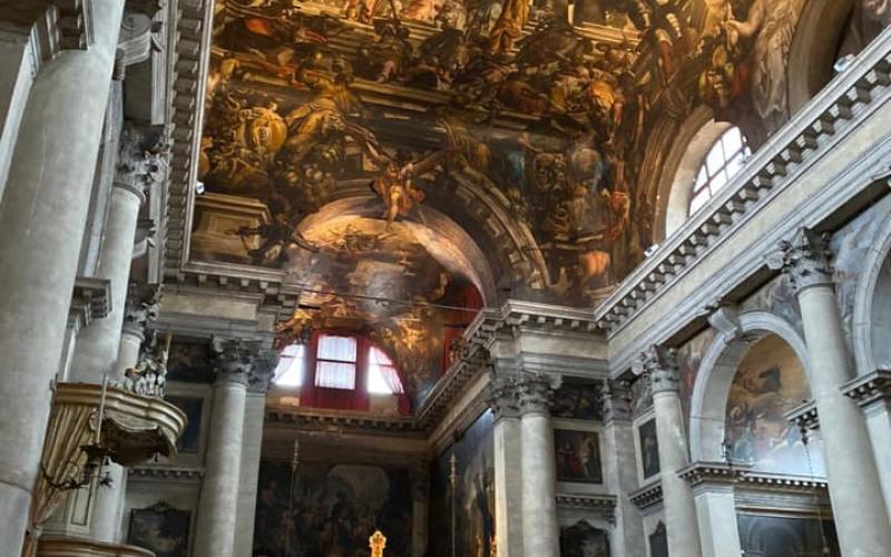 L'immenso dipinto del soffitto della chiesa, tutto su tela