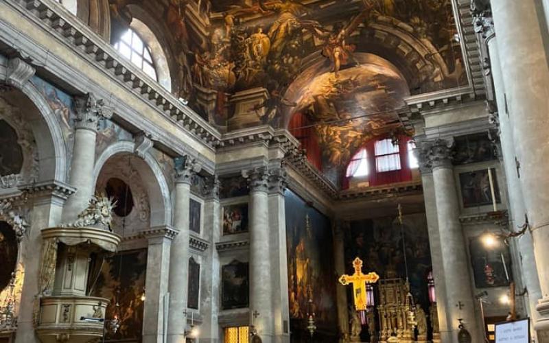 Il dipinto a soffitto della chiesa di San Pantalon visto dall'angolo destro 