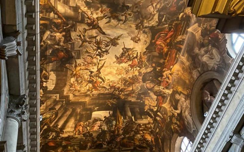 Sempre il grande dipinto sul soffitto della chiesa, visto dall'angolo 