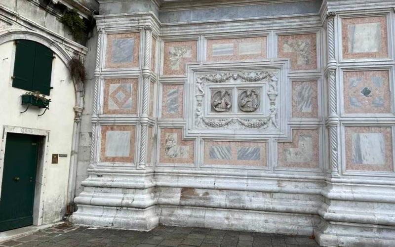 Chiesa di San Zaccaria, il basamento nel lato sinistro 