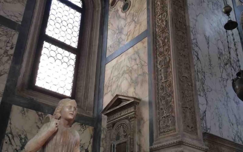 Particolare degli interni della chiesa di Santa Maria dei Miracoli a Venezia