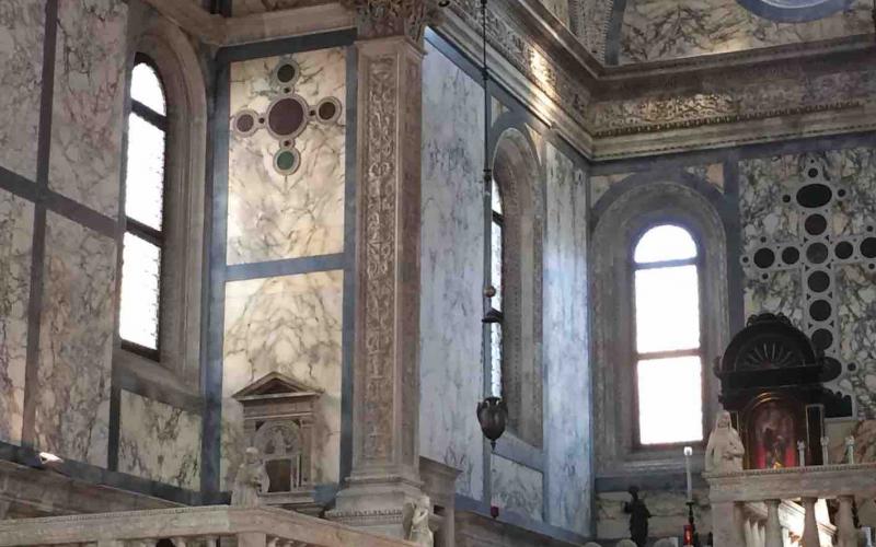 Particolare dell'angolo dell'abside della chiesa di Santa Maria dei Miracoli a Venezia