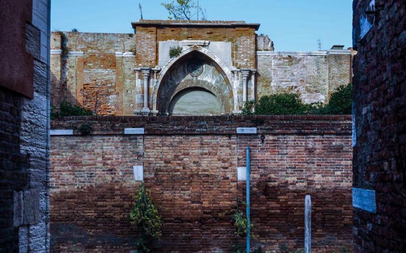 Il portale laterale di ingresso visto dal canale 