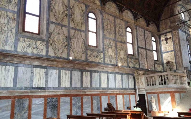 Fianco interno della navata della chiesa di Santa Maria dei Miracoli a Venezia