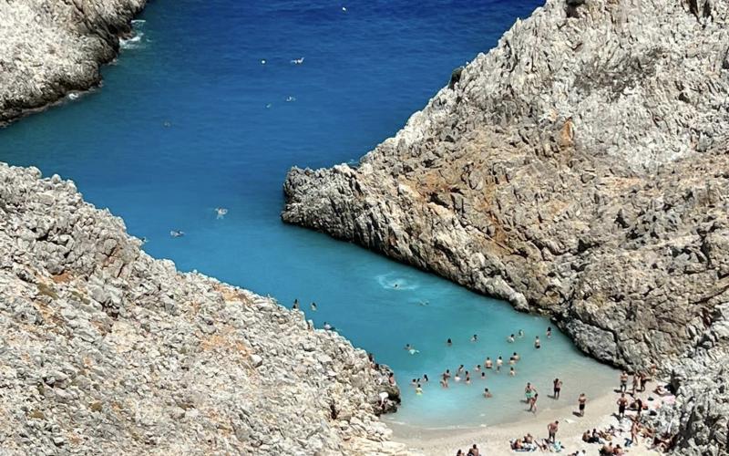 La spiaggia di Seitan Limania a Creta, vista dall'inizio del sentiero di discesa