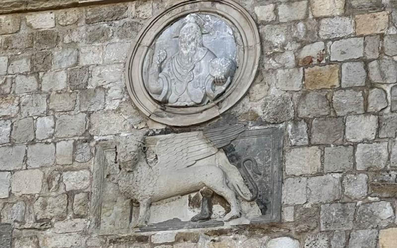 Porta del pantocratore, leone e stemma