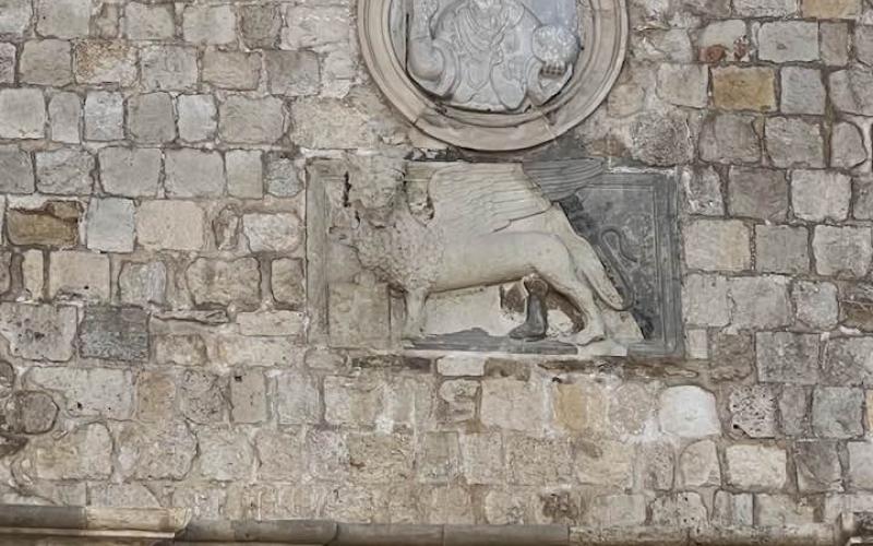Porta del pantocratore, leone e stemma