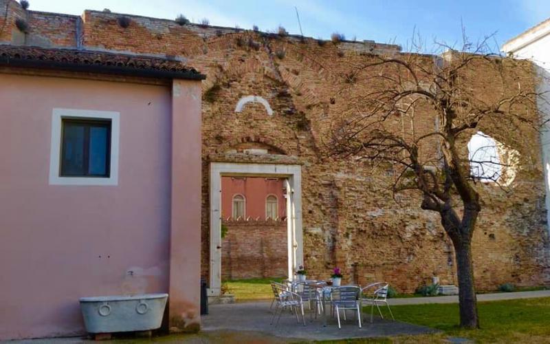 Chiesa dei Servi a Venezia, distrutta. I resti della facciata