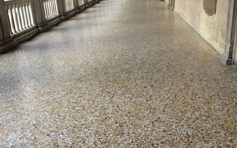 Il loggiato di Palazzo ducale visto nella lunghezza